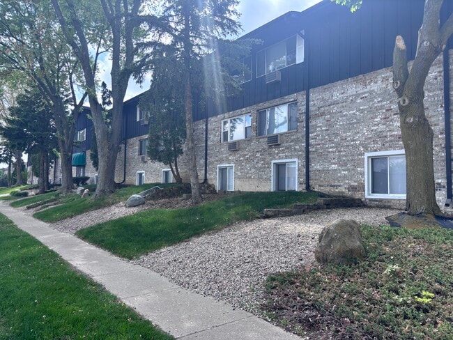 University Heights Apartments in Dekalb, IL - Building Photo - Building Photo