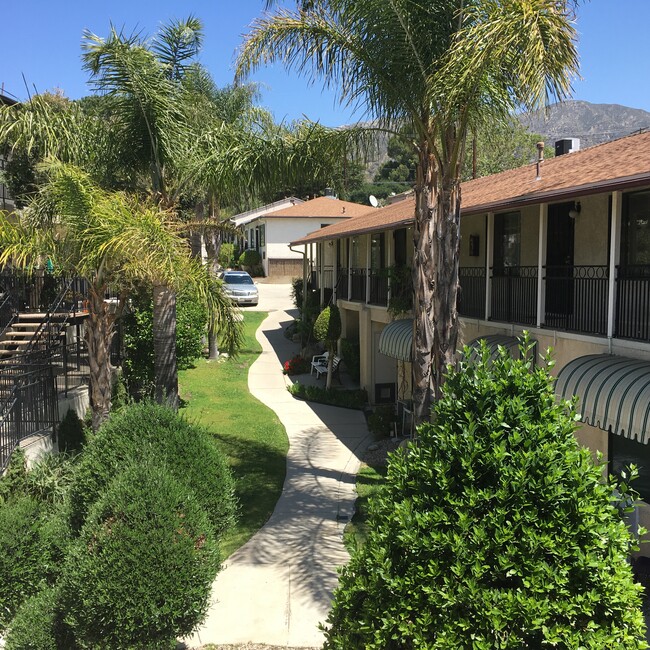 6842 Valmont St, Unit 11 in Los Angeles, CA - Foto de edificio - Building Photo
