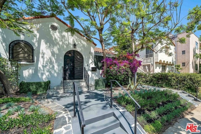 223 N Almont Dr in Beverly Hills, CA - Building Photo - Building Photo