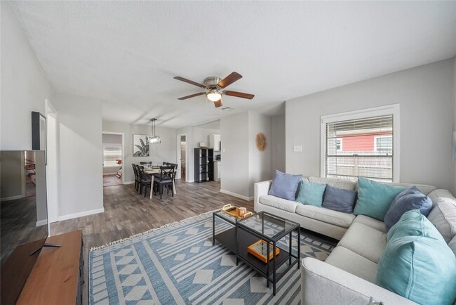 2111 8th Ave N in Texas City, TX - Building Photo - Building Photo