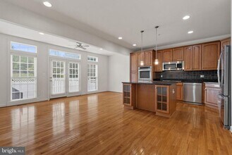 1515 Regent Manor Ct in Silver Spring, MD - Foto de edificio - Building Photo