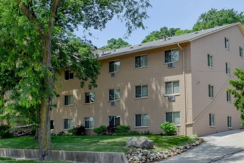 Ridge Pointe Apartments in Waukesha, WI - Building Photo