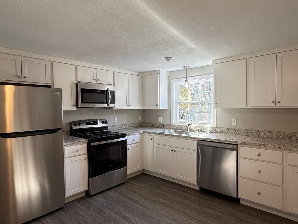 484 Victory Hwy, Unit 3 in North Smithfield, RI - Foto de edificio