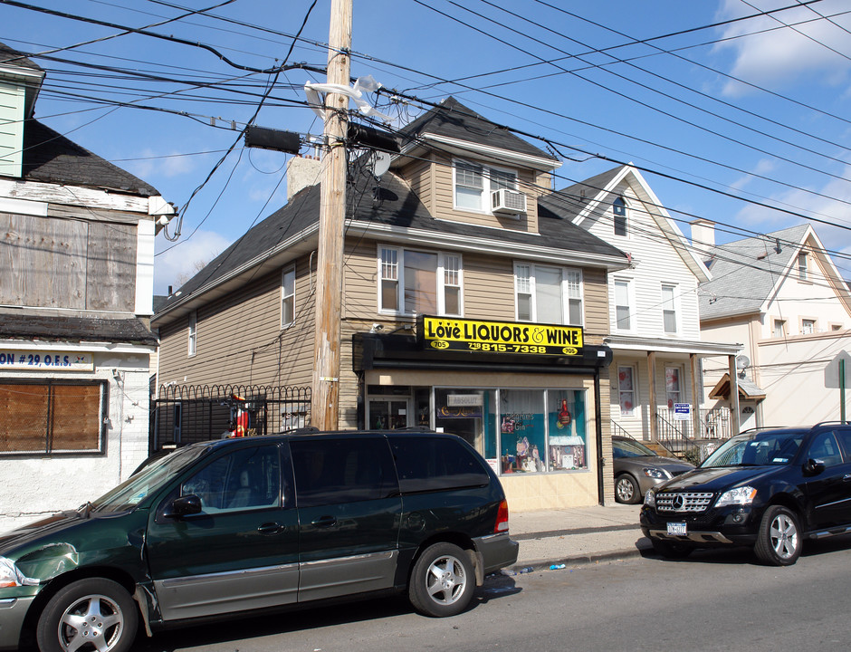 705 Henderson Ave in Staten Island, NY - Building Photo