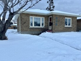 2126 Arthur St E in Thunder Bay, ON - Building Photo