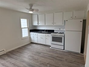 102 S John St in Pearl River, NY - Building Photo - Building Photo