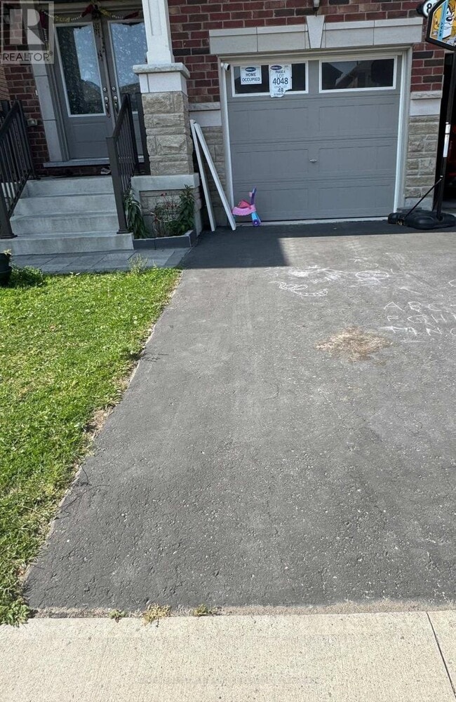 83 Barkerville Dr in Whitby, ON - Building Photo - Building Photo