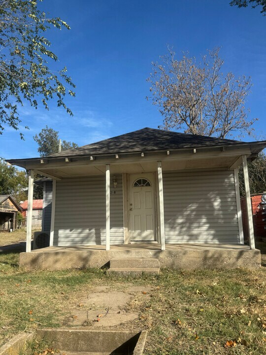 210 B St in Cement, OK - Building Photo