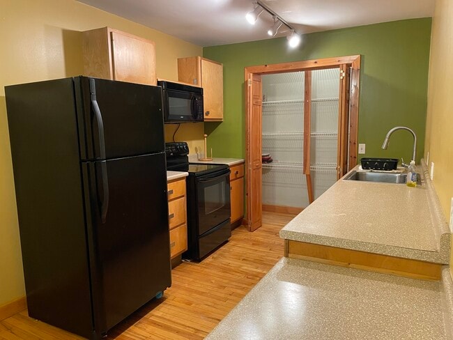 829 N Salina St, Unit #1 in Syracuse, NY - Building Photo - Building Photo