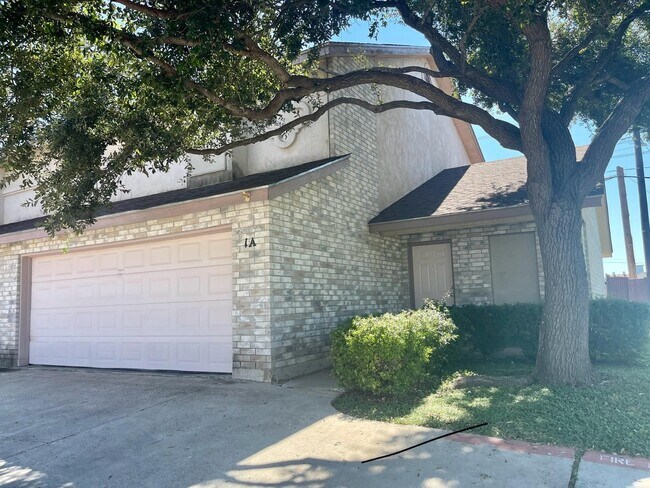 8801 McPherson Rd in Laredo, TX - Building Photo - Building Photo