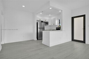 210 Beacom Blvd in Miami, FL - Building Photo