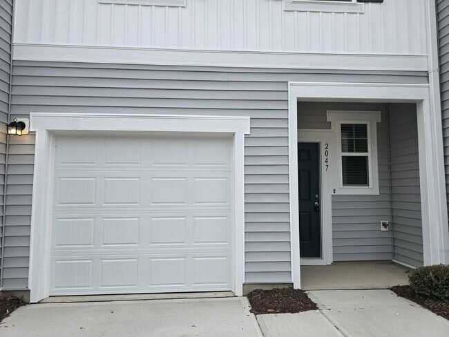 2047 Trailside Dr in Durham, NC - Foto de edificio - Building Photo