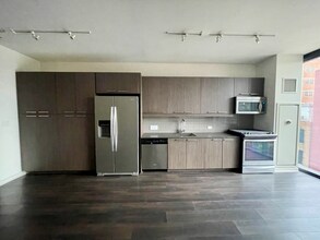 799 W Couch Pl-Unit -0 in Chicago, IL - Foto de edificio - Building Photo