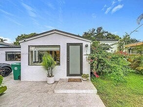 1367 NW 41st St in Miami, FL - Foto de edificio - Building Photo