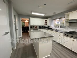 453-453 Morrison Ave in Kelowna, BC - Building Photo - Building Photo