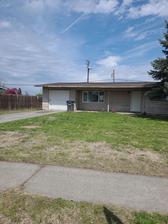 8912 Travis Dr-Unit -8912A Travis in Moses Lake, WA - Building Photo