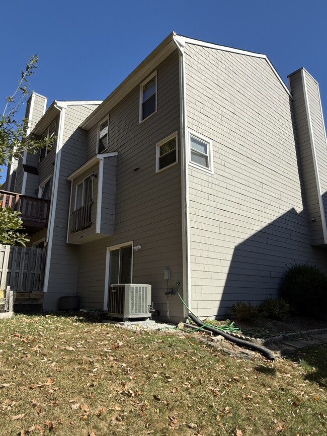 7711 Heatherside Ln in Ellicott City, MD - Foto de edificio - Building Photo