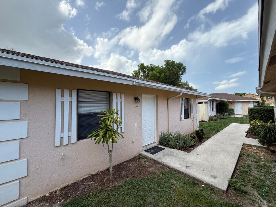 1205 White Pine Dr in Wellington, FL - Building Photo