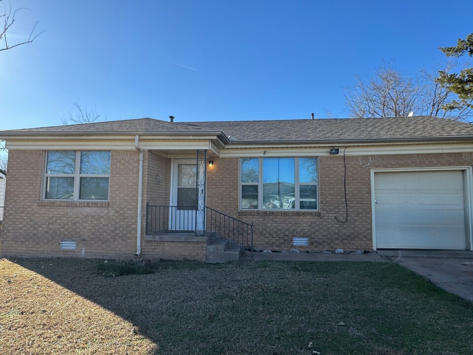 8 NW 27th St in Lawton, OK - Building Photo