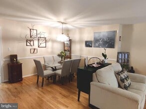 7212 Burton Hill Ct in Springfield, VA - Building Photo - Building Photo