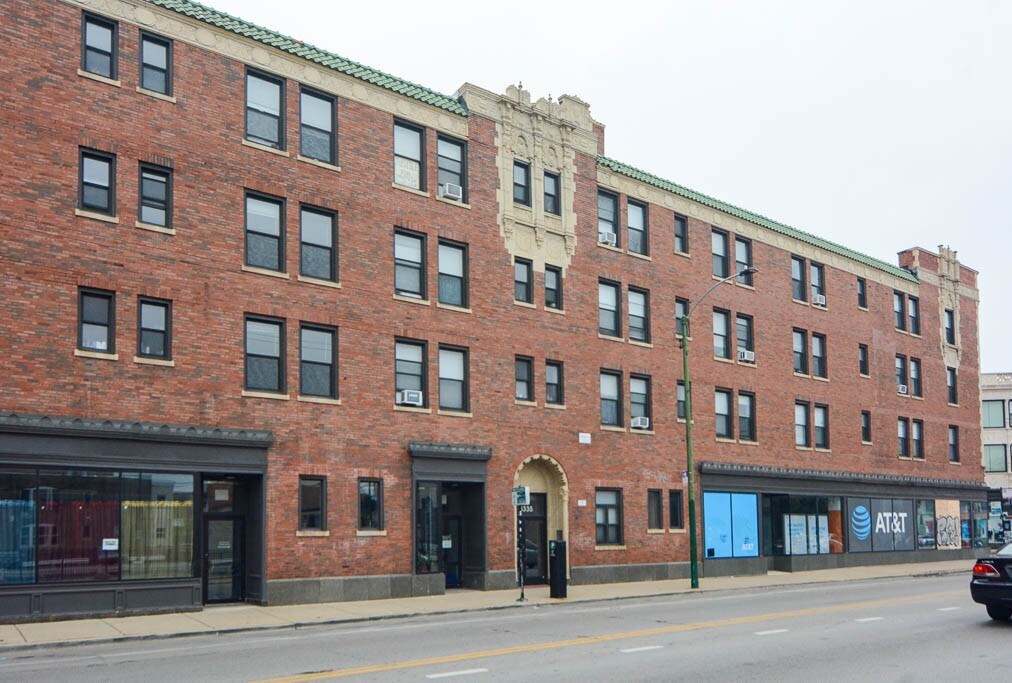 3335 W Diversey Ave in Chicago, IL - Building Photo