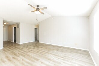 2989 Hearthside Dr in Greenwood, IN - Foto de edificio - Building Photo