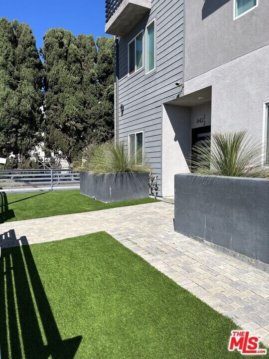 644 N Manhattan Pl in Los Angeles, CA - Building Photo