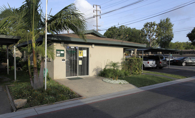 Placentia Meadows Apartments in Placentia, CA - Foto de edificio - Building Photo