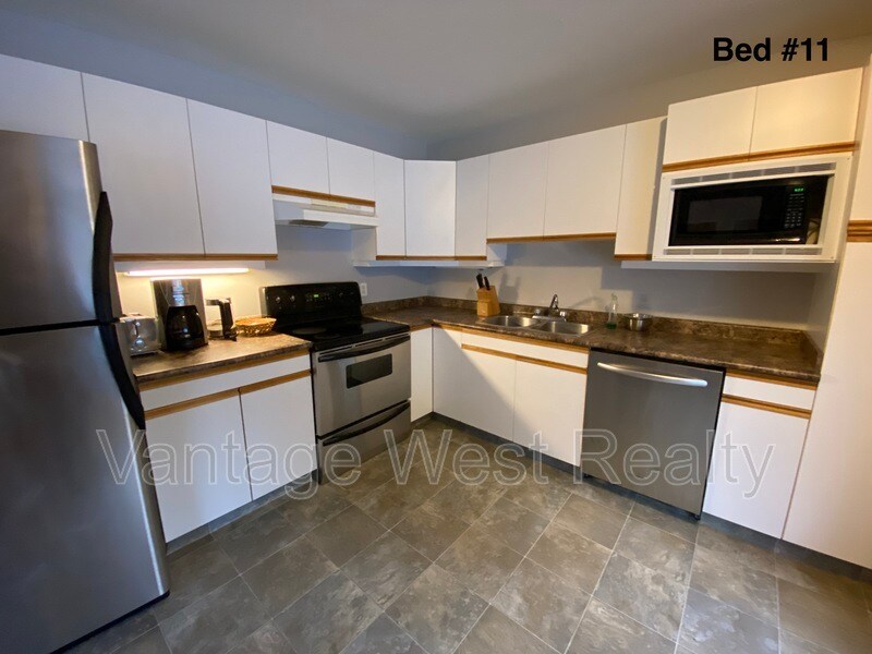 453-453 Morrison Ave in Kelowna, BC - Building Photo