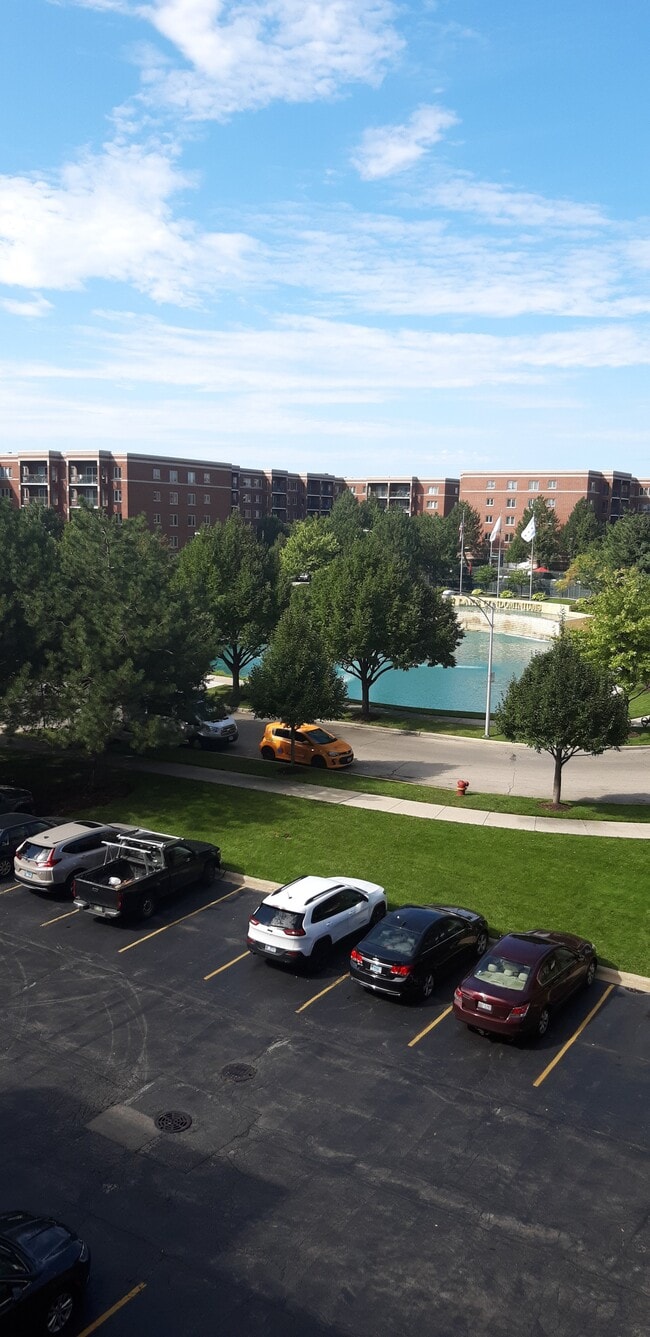 6400 W Berteau Ave, Unit 405 in Chicago, IL - Foto de edificio - Building Photo
