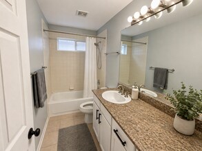 635 W Elm St, Unit C in Chicago, IL - Building Photo - Building Photo