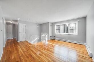 7 Homecrest Ave in Huntington Station, NY - Building Photo - Building Photo
