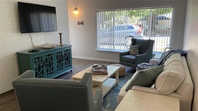 2504 S Milmar Dr in Sarasota, FL - Foto de edificio - Building Photo