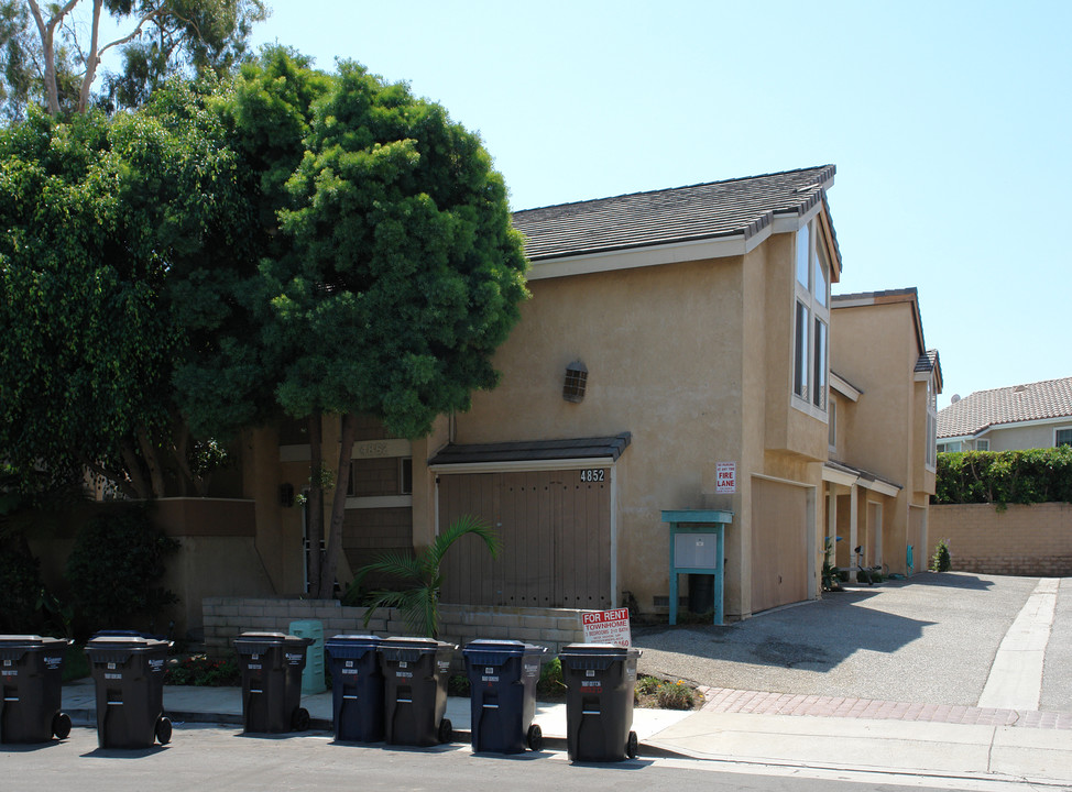 4852 King Cir in Huntington Beach, CA - Building Photo