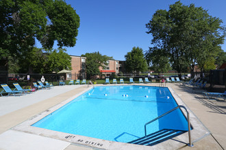 The Eagles in Elk Grove Village, IL - Foto de edificio - Building Photo