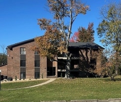 6801 Cheviot Rd in Cincinnati, OH - Building Photo