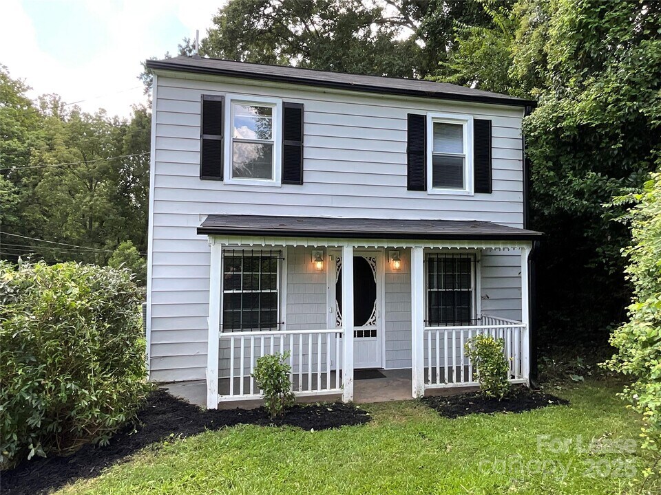 3905 Freedom Dr in Charlotte, NC - Building Photo