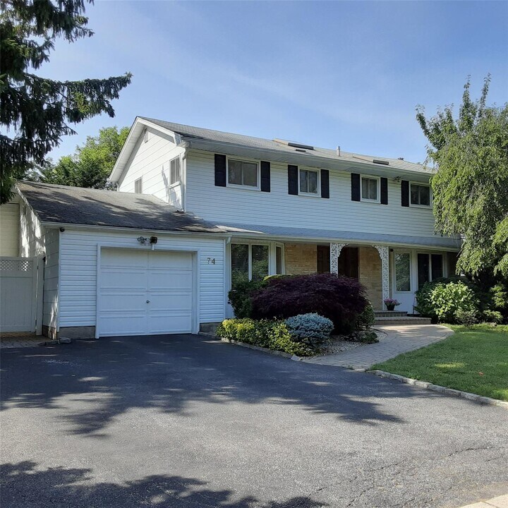 74 Rockland Dr in Jericho, NY - Building Photo