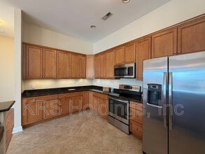 670 Town Center Dr in Newport News, VA - Building Photo - Building Photo