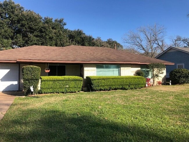 property at 823 N Meyer St