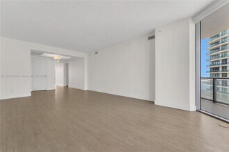 1300 Brickell Bay Dr, Unit 3904 in Miami, FL - Building Photo - Building Photo