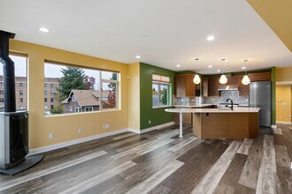 2731 Boylston Ave E, Unit 300 in Seattle, WA - Foto de edificio - Building Photo