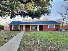 5753 Wimbleton Way, Unit 2066 in Fort Worth, TX - Building Photo