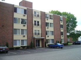 Maple Court Apartments in Stamford, CT - Building Photo - Building Photo