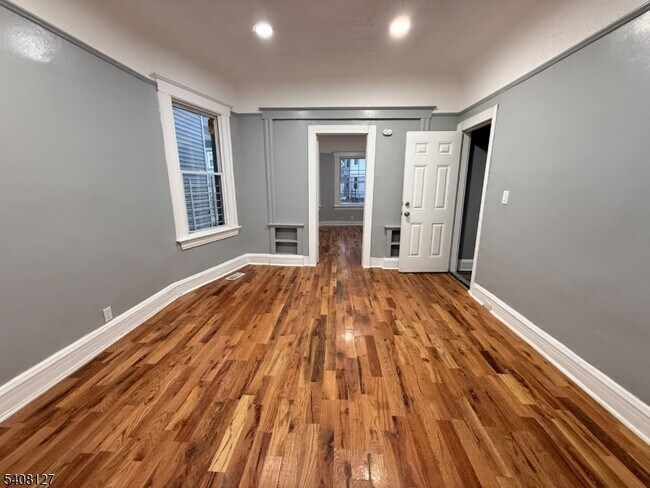 44 N 16th St in East Orange, NJ - Building Photo - Building Photo