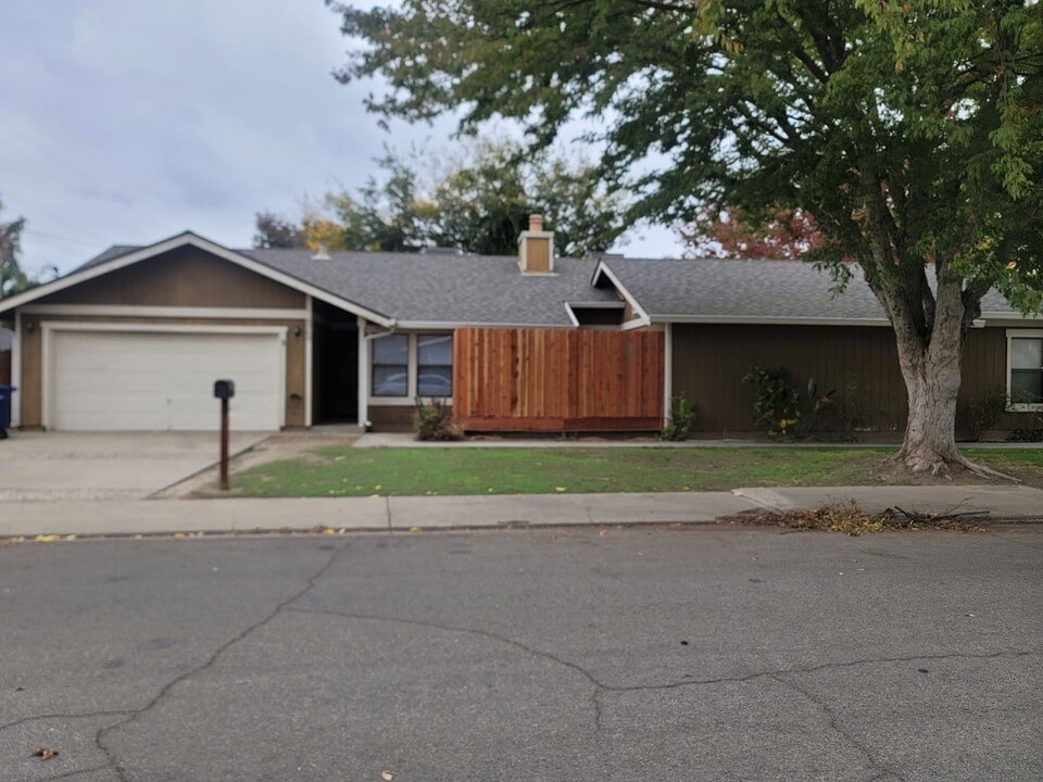 1125 Lillian Dr in Modesto, CA - Building Photo