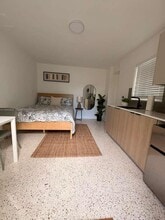 2442 SW 3rd St in Miami, FL - Foto de edificio - Building Photo