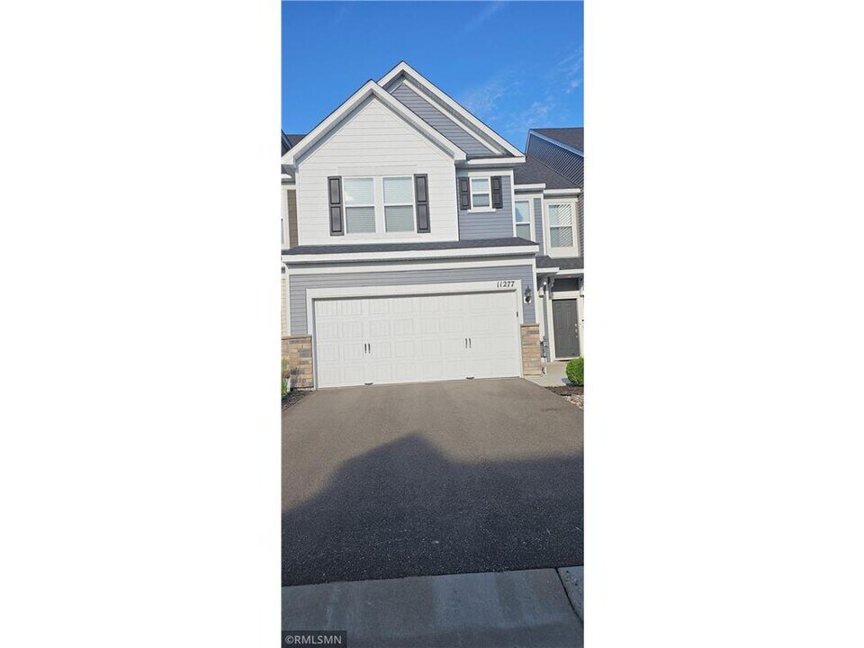 11277 Crestbury Dr in Woodbury, MN - Building Photo