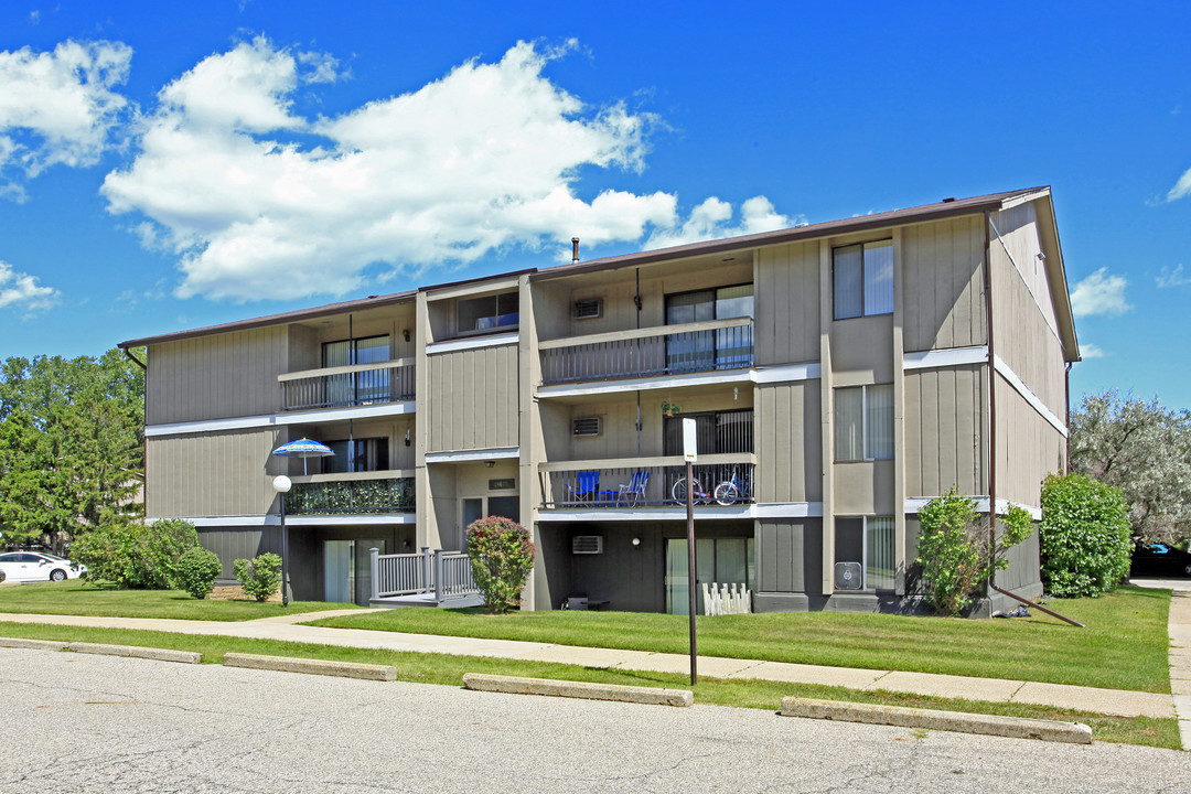 Clinton Manor Apartments in Harrison Township, MI - Building Photo