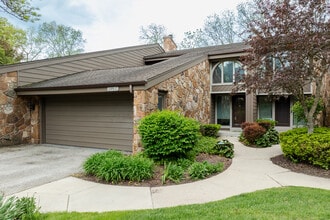 Bishops Grove in Brookfield, WI - Building Photo - Building Photo